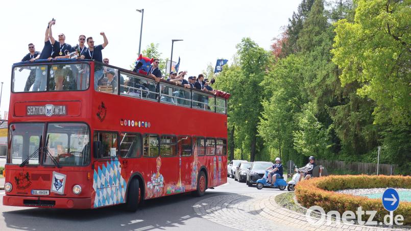 Die Blue Devils Weiden fuhren auf dem Doppeldeckerbus durch die Stadt, gefolgt von zahlreichen Fans. Bild: Kunz