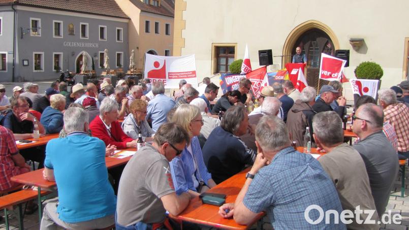Der Bezirksleiter der IG BCE Nordostbayern, Rainer Hoffmann, forderte bei der gut besuchten Maikundgebung in Hirschau mehr öffentliche Investitionen anstelle einer rigiden Schuldenbremse. Bild: bij