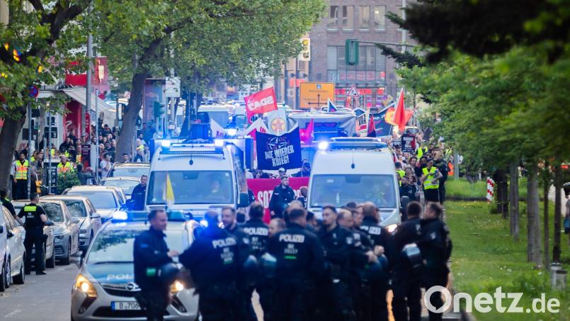 Linke Gruppen ziehen in der gestrigen Walpurgisnacht unter dem Motto „Für Frieden und soziale Gerechtigkeit“ zum Bahnhof Gesundbrunnen. Bild: Christoph Soeder/dpa
