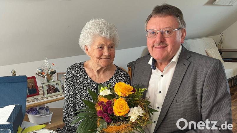 Bürgermeister Hans-Martin Schertl gratuliert Magdalena Ludwig zum 95. Geburtstag. Bild: Stefanie Gradl