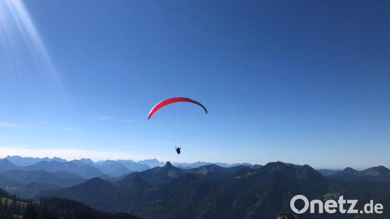 Ein Gleitschirmflieger vor dem Alpenpanorama. Bild: Katrin Requadt/dpa/Symbolbild