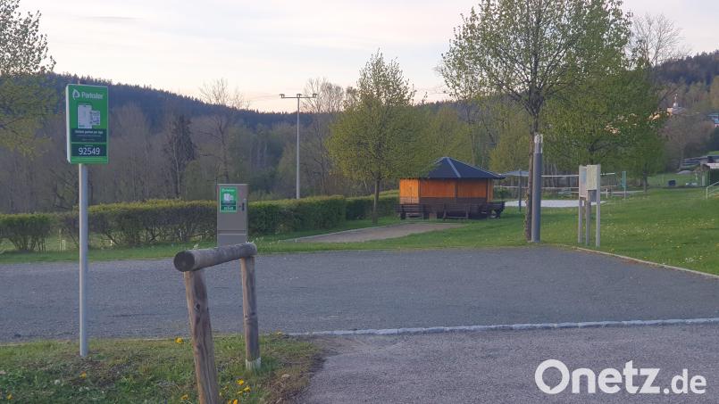Der Parkplatz am Badeweiher in Stadlern muss von der Gemeinde unterhalten und gepflegt werden. Für Wohnmobilbesitzer werden nun Stellplatzgebühren erhoben. Bild: Gerald Reiter