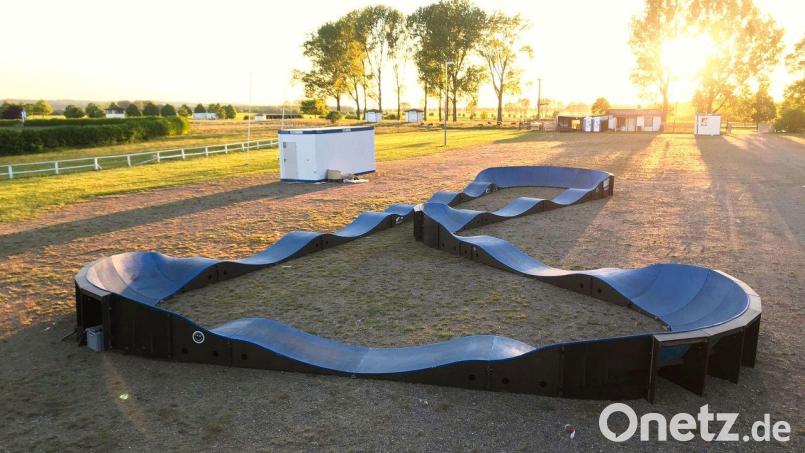 Für einen Monat hat die Gemeinde Speichersdorf eine mobile Pumptrack-Anlage wie diese angemietet. Damit möchte die Kommune ausloten, wie groß das Interesse der Jugendlichen und Kinder an einer solchen Freizeiteinrichtung ist, um gegebenenfalls einmal einen festen Rundkurs zu errichten. Symbolbild: Pumptrack.de/exb
