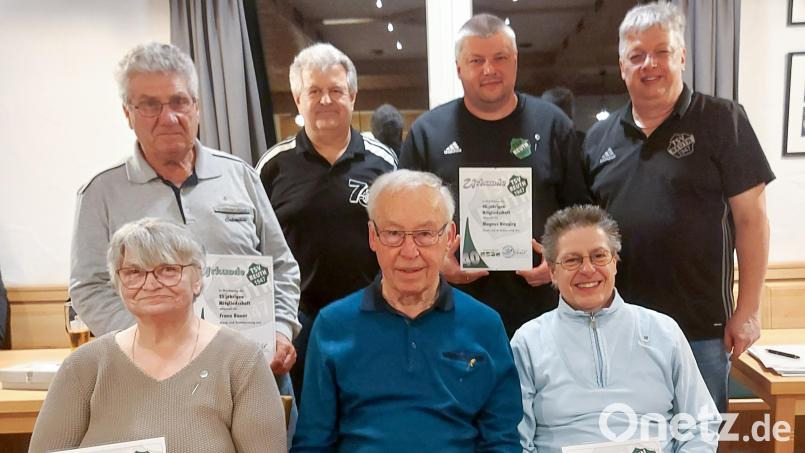 Die Verantwortlichen des TSV mit den Geehrten (hinten, von links) Franz Bauer, Vorsitzender Peter Schieder, Magnus Neugirg und Zweiter Vorsitzender Helmut-Stefan Neugirg sowie (vorne, von links) Zita Bauer, Gerhard Anzer und Margret Schels. Bild: TSV Reuth/exb