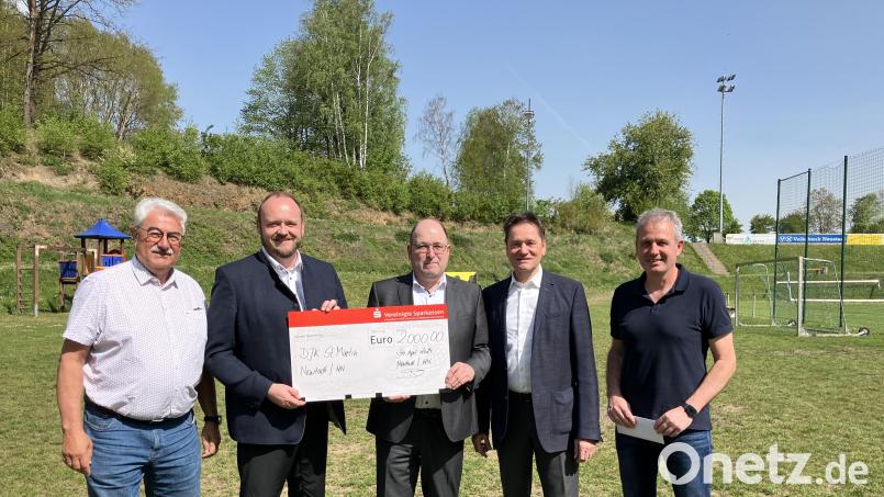 Freuen sich gemeinsam über die Spende. Rupert Troppmann, Landrat Andreas Meier, Vorstandsmitglied Johann Zach, Michael Hauer und Achim Neupert (von links). Bild: Achim Neupert/exb