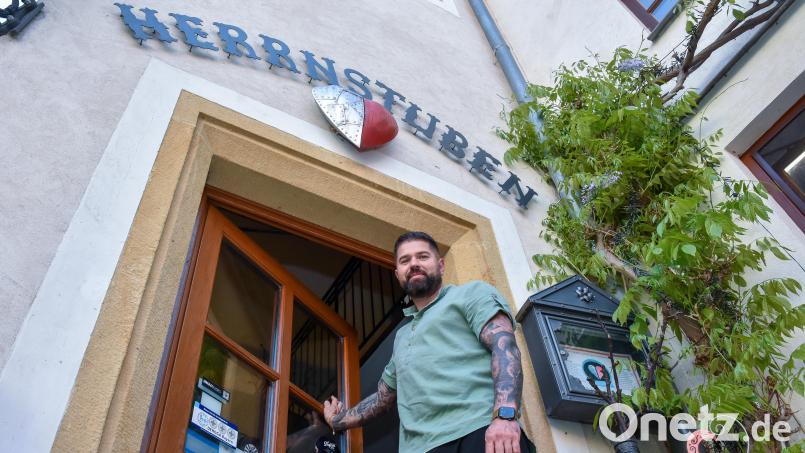 Sebastian Apfel öffnete am Dienstag, 30. April, zum letzten Mal &quot;Das Eisenherz&quot; am Spitalgraben. Vor 2015 befanden sich dort die Herrnstuben, wie immer noch am Eingang zu lesen ist. Bild: Stephan Huber