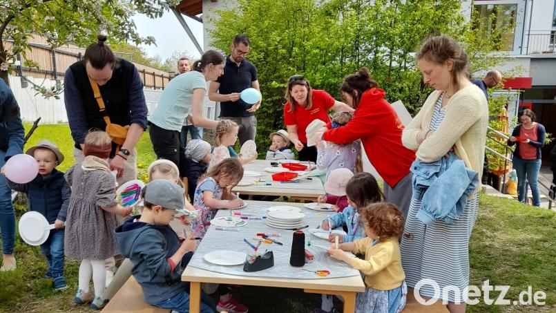 Beim Kinderhausfest in Parkstein wird gemeinsam gebastelt, gespielt und gelacht. Bild: Stefanie Peschla/exb