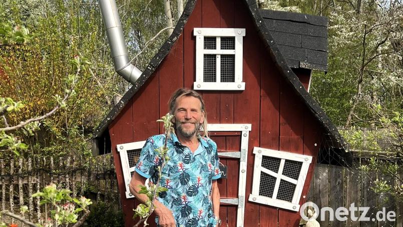 Wie ein Hexenhaus sieht das Hühnerhaus von Heike Suchanek aus. Liedermacher Hans Söllner holte sich dort drei Zwerghühner ab, um seinen Bestand aufzufrischen. Bild: Heike Suchanek