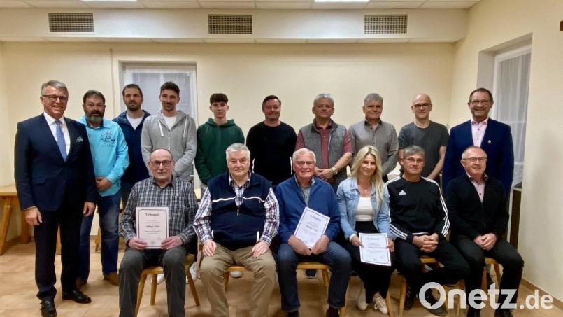 Die Geehrten mit Bürgermeister Franz Stahl (links) und FC-Vorsitzendem Harald Siegert (stehend, rechts). Bild: FC Tirschenreuth/exb