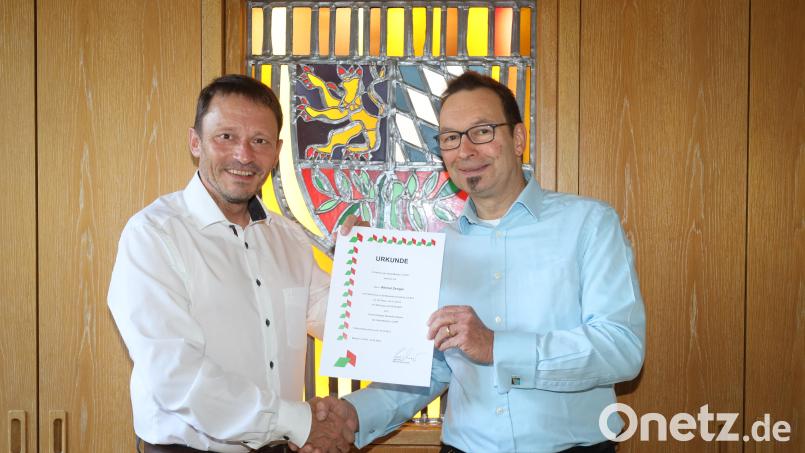 Oberbürgermeister Jens Meyer (links) heißt den neuen Baudezernenten Alkmar Zenger willkommen. Bild: Stadt Weiden/Pressestelle/exb