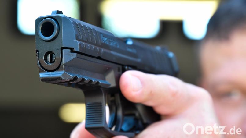 Mit gezogener Dienstwaffe bringt die Polizei den mit zwei Macheten bewaffneten Mann in Kastl zu boden. Symbolbild: Petra Hartl