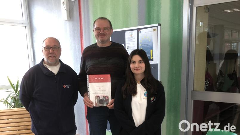 Stellvertretender BRK-Bereitschaftsleiter Richard Meierl (links) und Merve Yasar vom Jugendrotkreuz dankten Anton Englmann für 50 Blutspenden. Bild: BRK Wiesau/exb