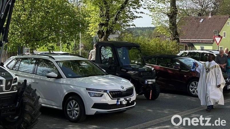 Pfarrvikar Dr. Linus Chukwudi Nwankwo schritt die Reihen ab, um die Fahrzeuge zu segnen. Bild: Roman Melzner/exb