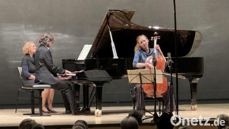 Marie-Elisabeth Hecker am Cello und Martin Helmchen am Klavier verneigen sich auf famose Weise vor drei russischen Großkomponisten. Bild: Ludwig Kreutzer