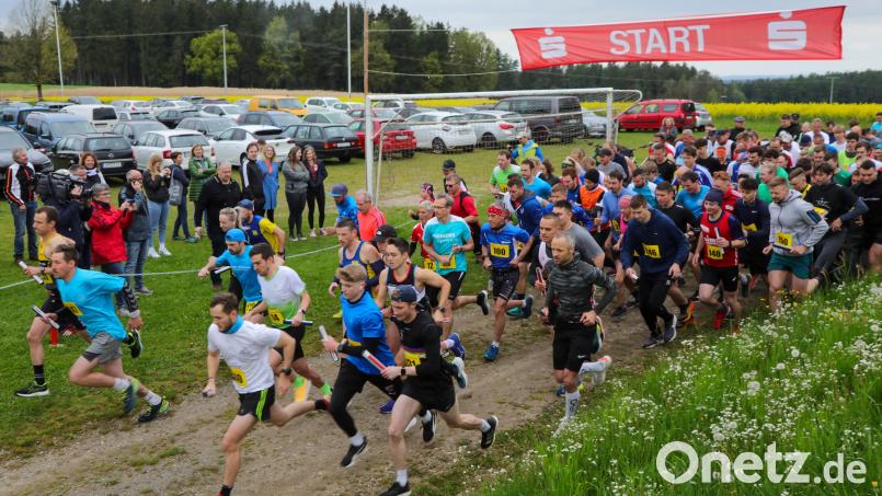 Der 38. Amberg-Sulzbacher Landkreislauf beginnt am Samstag, 4. Mai, um 8 Uhr in Ensdorf. Ziel ist in Kauerhof. Angemeldet sind 2156 Läufer in 196 Staffeln. Im Vorjahr (Bild) starteten 1958 Läufer in 178 Teams in Ehenfeld. Ziel war damals Kirchenreinbach. Bild: Wolfgang Steinbacher