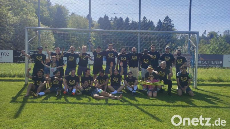 Die Meistermannschaft des FC Großalbershof aus der A-Klasse Nord. Bild: Michelle Olaya/exb