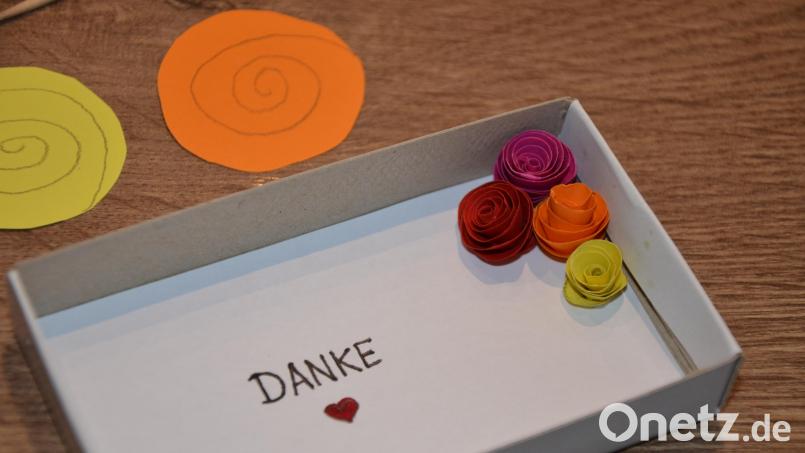 So langsam nimmt das Innenleben der Streichholzschachtel Gestalt an: Die ersten Papierrosen finden ihren Platz! Bild: aja