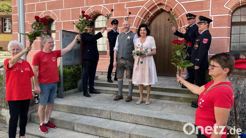 Nach ihrer standesamtlichen Trauung werden Rommi und Erwin Schneider von Gratulanten vor dem Rathaus erwartet. Bild: ksa