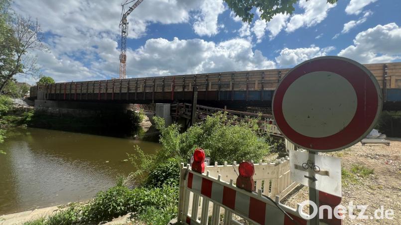 Eine Stützwand zwischen den beiden Naabbrücken in Schwarzenfeld muss erneuert werden. Dazu ist eine Vollsperrung nötig. Bild: Tietz