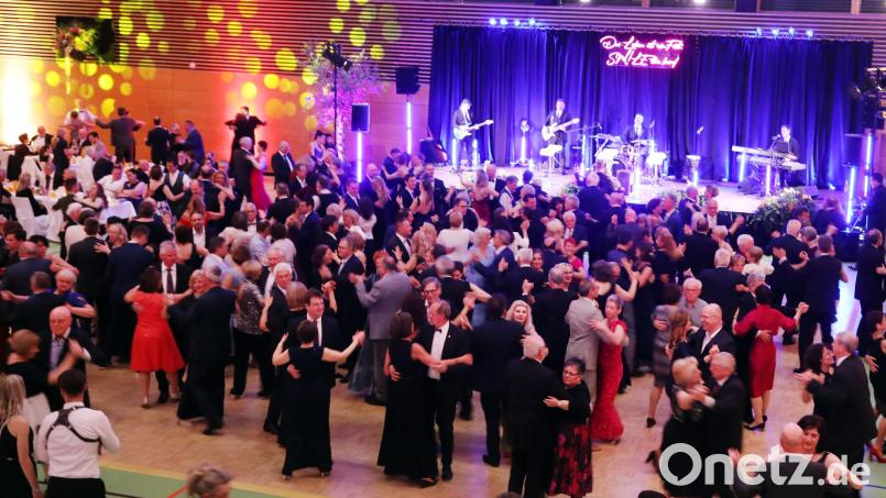 Zahlreiche Besucher sorgen beim elften Stadtball in Schwandorf für ein stets volles Tanzparkett. Bild: Götz