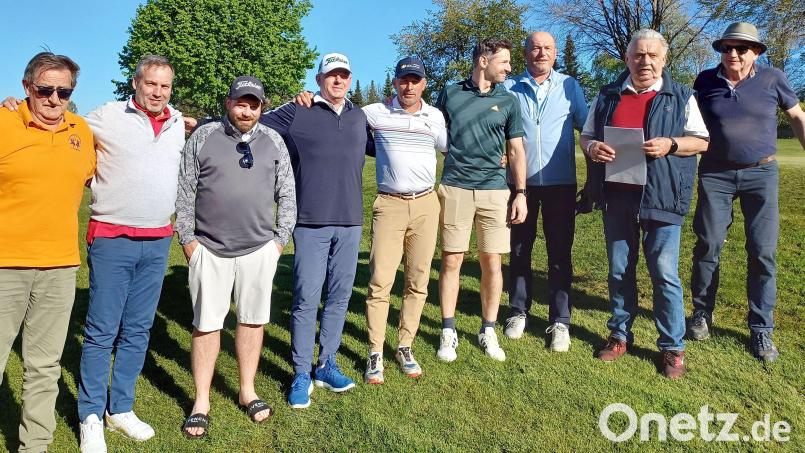 Spielleiter Reinhold Scharl (Zweiter von rechts) gratulierte den Siegern der Fahrenbach-Trophy 2024, die am Wochenende in Schmidmühlen ausgetragen wurde. Bild: lst