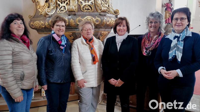 Das ist der neue Vorstand des Evangelischen Frauenbunds Floß: Zweite Vorsitzende Kerstin Sommermann, Beisitzerin Cäcilie Lang, Schriftführerin Christa Thomas, Beisitzerin Silvia Schnappauf, Kassiererin Waltraud Riedel und Vorsitzende Christa Riedel (von links). Bild: Fred Lehner/exb