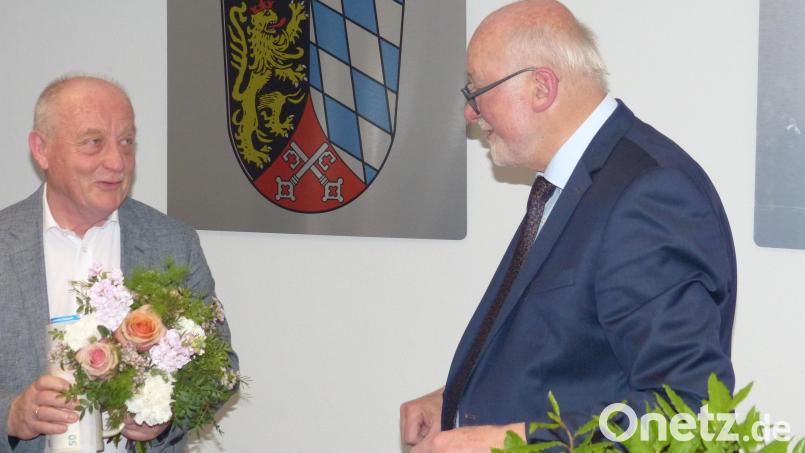 Martin Staffe (links) nimmt für &quot;Lichtblicke&quot; eine Spende von Georg Stahl, Kreisvorsitzender der Senioren-Union, entgegen. Bild: hme