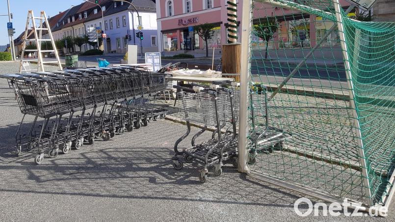 Die Einkaufswagen wurden auch beim Maibaum in Erbendorf geparkt. Bild: wb