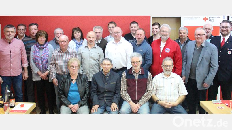 BRK-Bereitschaftsleiter Sven Lehner (rechts) und Krummennaabs Zweiter Bürgermeister Herbert Mattes (Dritter von Rechts) mit den geehrten Blutspendern. Darunter Josef Pöllath (sitzend, Zweiter von links) mit 175 Blutspenden und Franz Murr (sitzend, Zweiter von rechts) mit 200. Bild: BRK Bereitschaft Erbendorf/exb