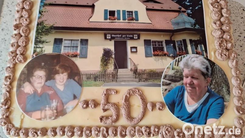 Eine Torte zum Jubiläum: Sieglinde Wittmann ist seit 50 Jahren Wirtin in Krickelsdorf. Bild: Michaela Stauber/exb
