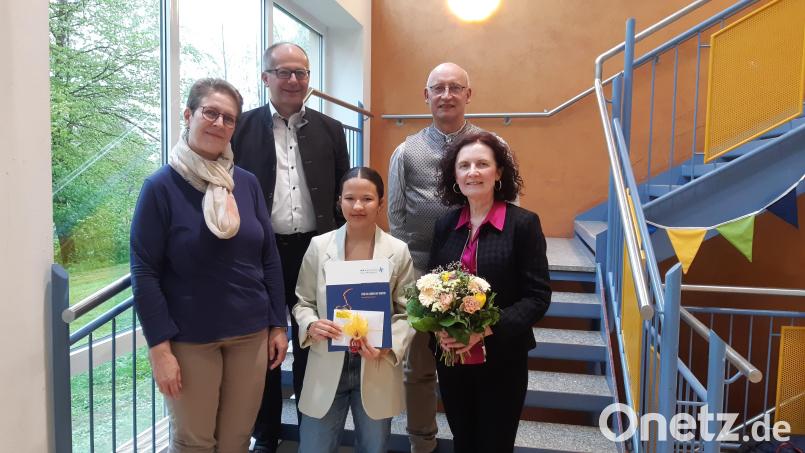 Whitted Honie (Mitte) freute sich über die Auszeichnung. Es gratulierten (von links) stellvertretende Musikschulleiterin Klaudia Kormann, Bürgermeister Roman Schäffler, Bernhard Müller vom Förderverein MUT und Lehrerin Margit Sollfrank. Bild: Kreismusikschule Tirschenreuth/exb