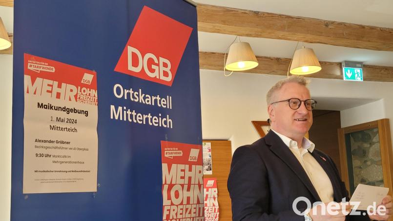 Verdi-Bezirksgeschäftsführer Alexander Gröbner bei seiner Mairede im Mehrgenerationenhaus in Mitterteich. Bild: Verdi Oberpfalz/exb