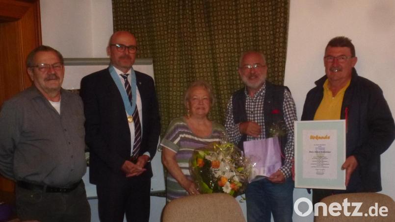 Bürgermeister Maximilian Beer (Zweiter von links) verabschiedet zusammen mit seinen Stellvertretern Franz Stockerl (links) und Andreas Immervoll (rechts) Alfred Wolfsteiner aus dem Gremium Für Angela Heller-Wolfsteiner gibt es Blumen. Bild: mad
