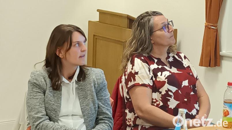 Sabrina Schaffner vom Bauamt der Verwaltungsgemeinschaft Pressath (links) erläutert dem Trabitzer Gemeinderat Sinn und Nutzen eines Baumkatasters, das Bürgermeisterin Carmen Pepiuk zur Diskussion gestellt hatte. Bild: bjp