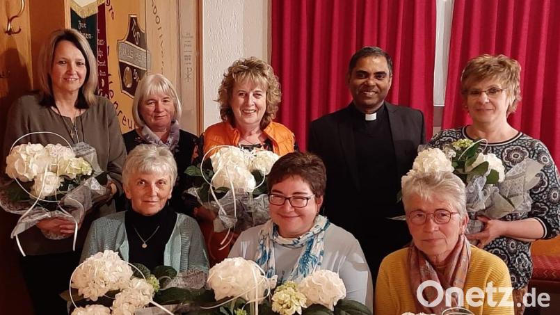 In der Jahreshauptversammlung des Müttervereins Pullenreuth wurde Mitglieder geehrt: Petra Wegmann (hinten, von links), Zweite Vorsitzende Lisa Michl, Vorsitzende Anni König, Pfarrer Julius Johnrose und Schriftführerin Irene Ritter sowie (vorne, von links) Maria Wegmann, Andrea Bayerl und Marita Becher. Bild: Mütterverein Pullenreuth/exb