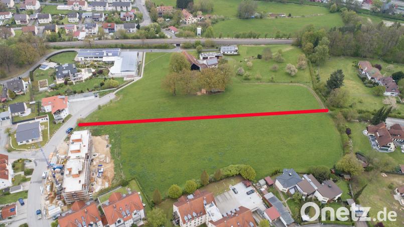 Vor zwei Jahren lagen die Pläne zum Baugebiet „Loderhof BA III“ erstmals im Stadtrat auf dem Tisch. Seitdem hat sich dort bis auf ein Projekt (links) nicht viel getan. Um die weitere Erschließung voranzubringen, muss eine Straße entlang der verlängerten Mozartstraße von Ost nach West zur Loderhofstraße (ungefähr rote Linie) gebaut werden. Bild: Thilo Hierstetter