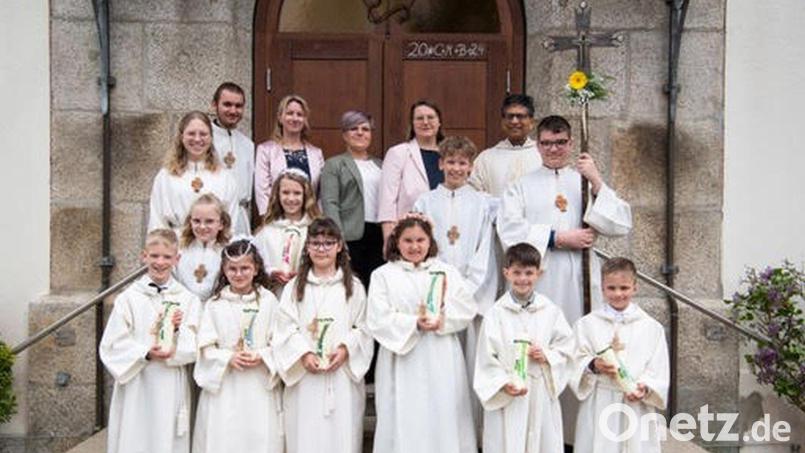 Die Erstkommunikanten mit (hinten, von rechts) Pfarrer Joseph, den Tischmüttern Karin Gerostein, Christine Trießl und Sabrina Kraus sowie einigen Ministranten. Bild: AS-Eventfotos/exb