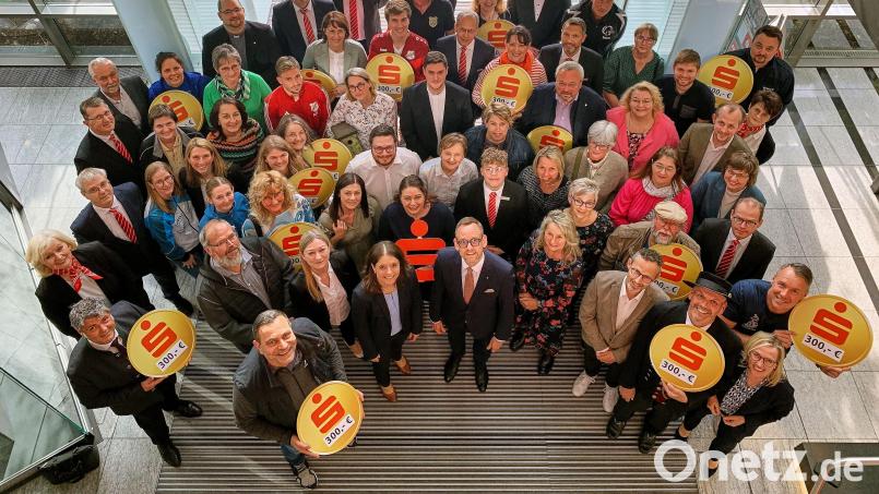 10.500 Euro Ehrenamtsförderung. Die Vereinsfunktionäre und Sparkassenmitarbeiter freuen sich mit Vorstandsvorsitzendem Thomas Pickel (rechts) und Vorstandsmitglied Sonja Kalb (links). Beide mittig. Bild: exb