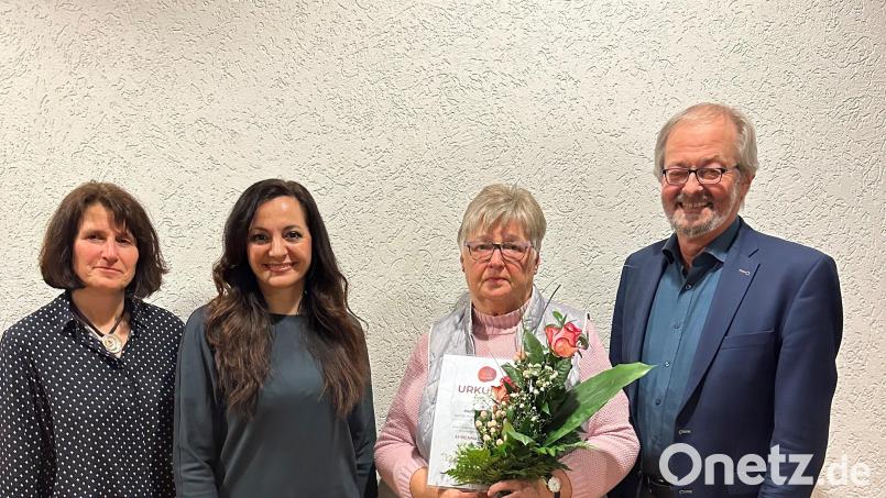 Martha Kuhbandner (Dritte von links) erhielt die Ehrennadel in Gold der Stadt Waldershof. Dazu gratulierten (von links) Vorsitzende Ruth Schindler, Bürgermeisterin Margit Bayer und Helmut Härtl. Bild: Maximilian Kastner/exb