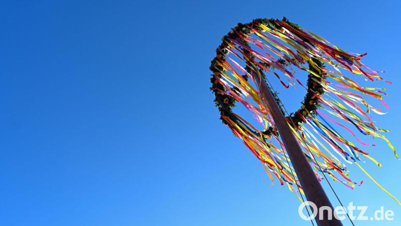 Der Maibaum steht. Symbolbild: Lars Klemmer/dpa/Archivbild