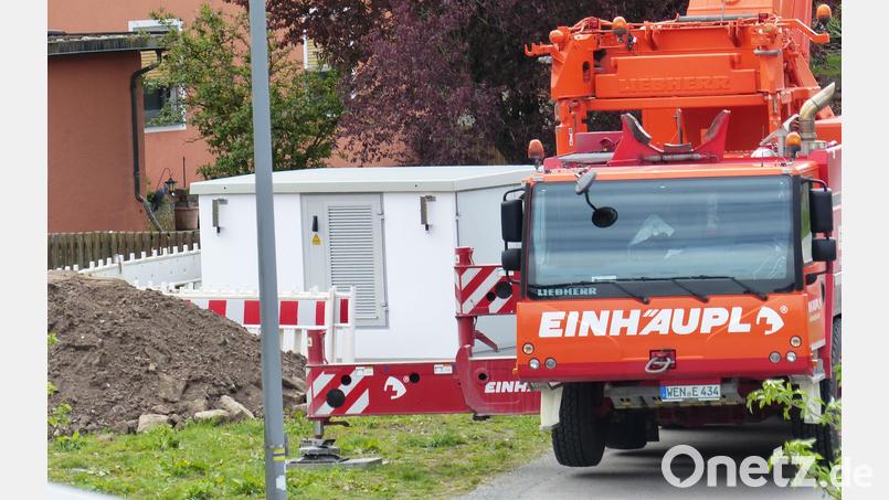 Beim ehemaligen Löschteich in Döllnitz wird eine der neuen Ortsnetzstationen gebaut und installiert. Bild: sl