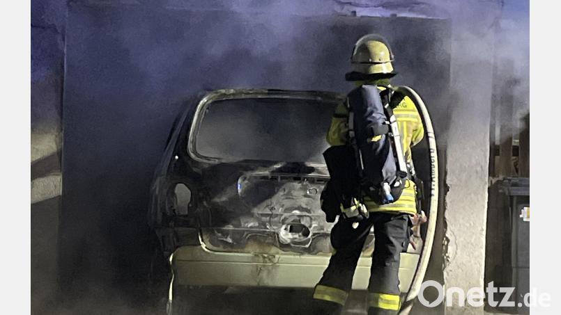 Auch der rasche Einsatz der Feuerwehr konnte bei einem Brand in der Glückaufstraße nicht verhindern, dass ein Auto in einer Garage komplett ausbrannte. Bild: Polizeiinspektion Amberg