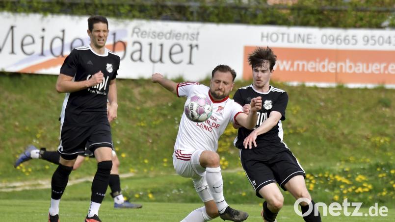 Spielertrainer Helmut Jurek (vorne links) und der SV Inter Bergsteig Amberg wollen verhindern, dass der TSV Königstein um Benedikt Guttenberger bereits am Wochenende die Meisterschaft bejubeln kann. Archivbild: Hubert Ziegler