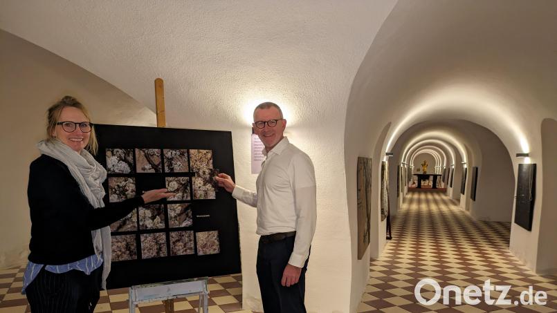 Doris Ranftl (im Bild zusammen mit Dekan Pfarrer Dr. Thomas Vogl) zeigt im Mai in der Krypta (Bild) der Basilika Waldsassen ein außergewöhnliches Kunstprojekt, an dem Besucherinnen und Besucher aktiv mitwirken können. Bild: pz