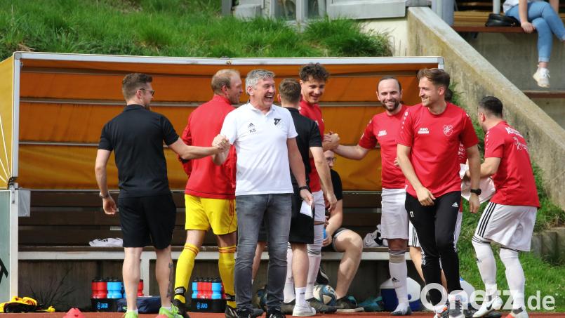 Gut lachen hat aktuell Klaus Schinner (weißes Shirt): Der Trainer des ASV Haidenaab hat mit seiner Mannschaft Platz zwei im Visier. An den letzten beiden Spieltagen kommt es zum Fernduell mit dem punktgleichen SV Kohlberg. Bild: Dieter Jäschke