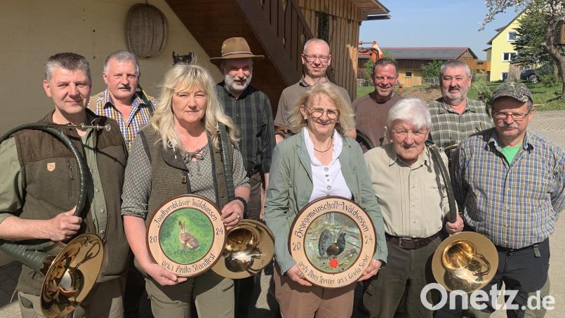 Die Hegegemeinschaft verlieh ihre Schützenscheiben. Im Bild (von links) Stefan Standfest, Alfons Lang, Anita Standfest, Hegegemeinschaftsvorsitzender Helmut Übelacker, Gisela Sieber, Bernhard Stier, Achim Grüner, Norbert Fleißner, Hermann Nurtsch und Dietmar Michalski. Bild: Hegegemeinschaft Waldsassen/exb