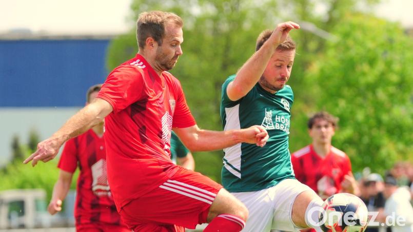 Der SV Mitterteich empfängt am Samstag die SpVgg Jahn Forchheim. Fraglich ist der Einsatz von Matthias Männl (rechts, Szene aus der Partie gegen Großschwarzenlohe, 1:2). Archivbild: Schrems