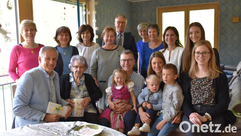 Auch am Tag nach ihrem 100. Geburtstag kamen viele weitere Gäste zu Erna Häring (sitzend, Zweite von links). Unter ihnen befanden sich Landrat Roland Grillmeier (vorne, links), Bürgermeister Franz Stahl (stehend, Fünfter von links) und Pfarrer Georg Flierl (nicht im Bild) sowie Vertreter von Vereinen und Verwandte. Bild: ubb