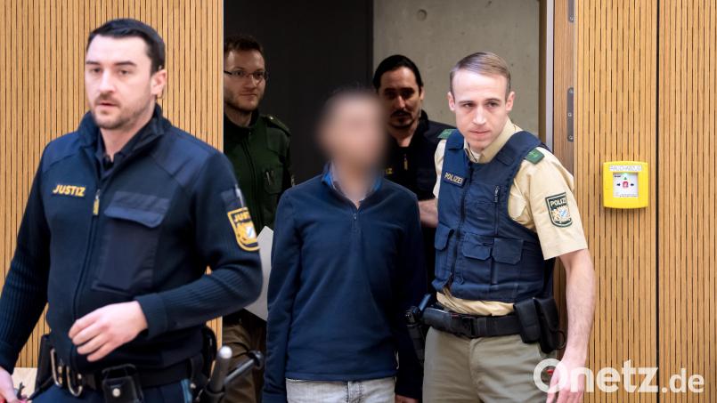 Der in Tirschenreuth untergebrachte Syrer 2018 vor dem Oberlandesgericht in München. Damals musste er sich unter anderem wegen Mitgliedschaft in einer ausländischen Terrorgruppe und Misshandlung von Schutzbefohlenen verantworten. Archivbild: Sven Hoppe/dpa