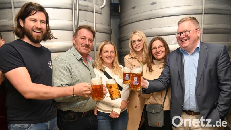 Bräu Maximilian Winkler (links) zapfte die ersten Schlucke Dultbier zum Verköstigen direkt aus dem Lagertank ab. Weiter von links: Festwirt Reinhard Gschrey, Simone Böhm-Donhauser, ACC-Geschäftsführerin Erika Sauerwein, Maria Frank und Oberbürgermeister Michael Cerny. Bild: gf